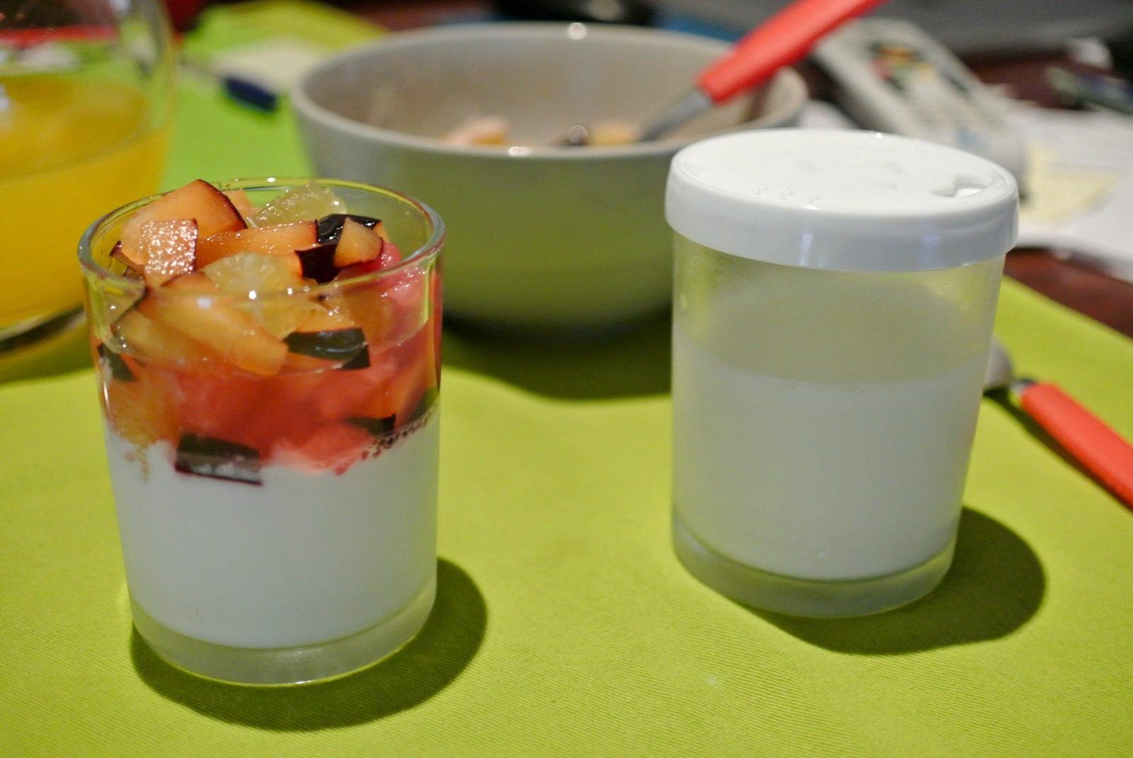 Yogur con frutas del desayuno