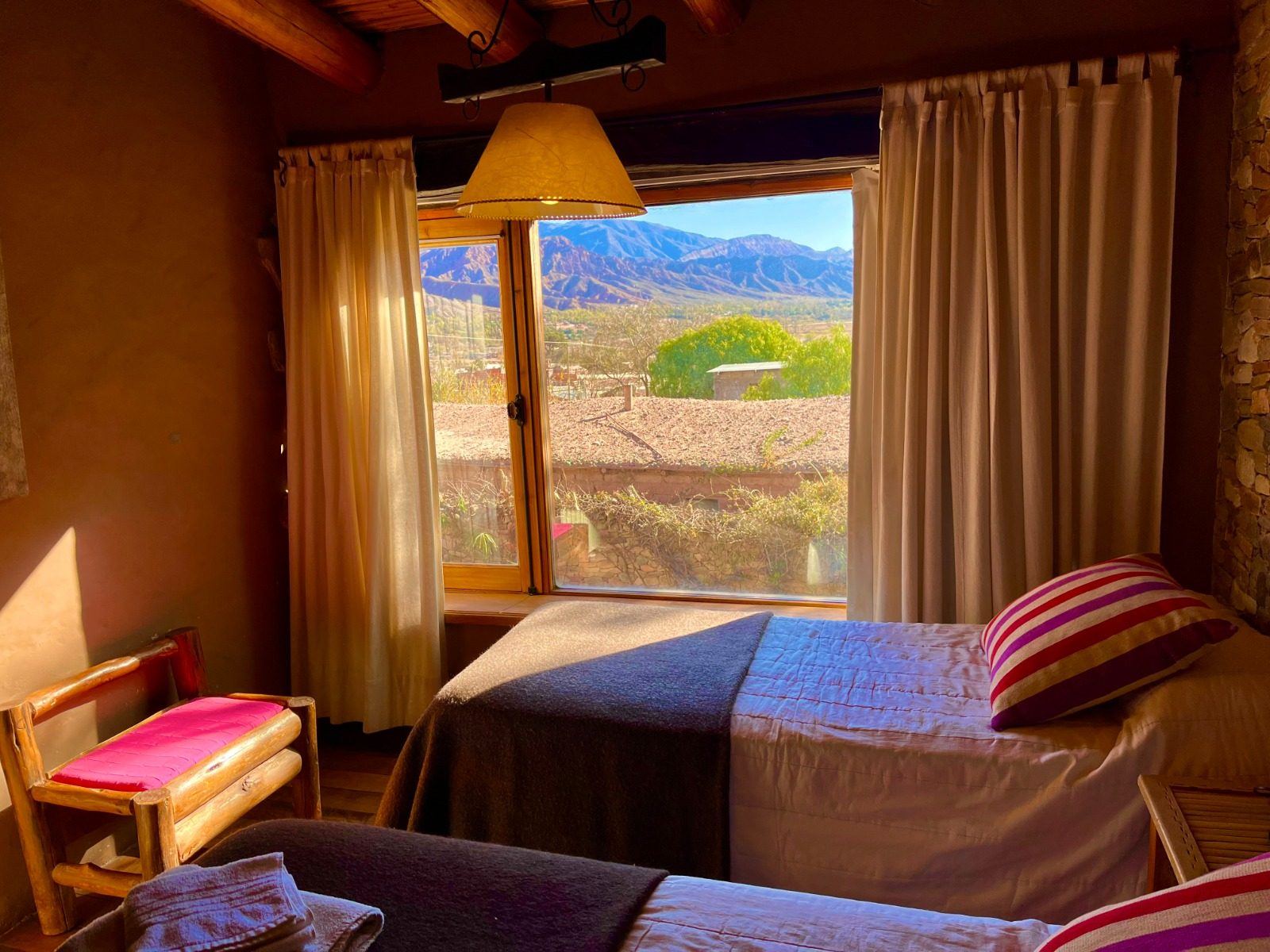 Habitación doble twin con vista a los cerros
