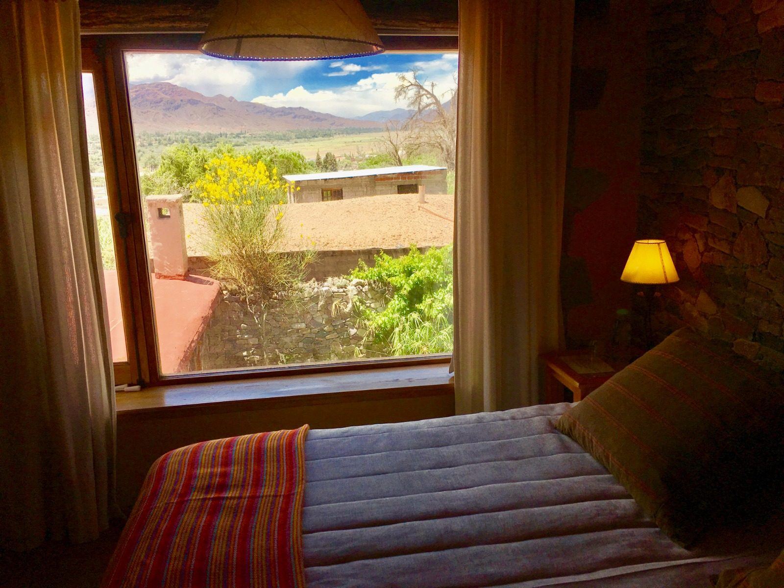 Habitación matrimonial con ventana a los cerros