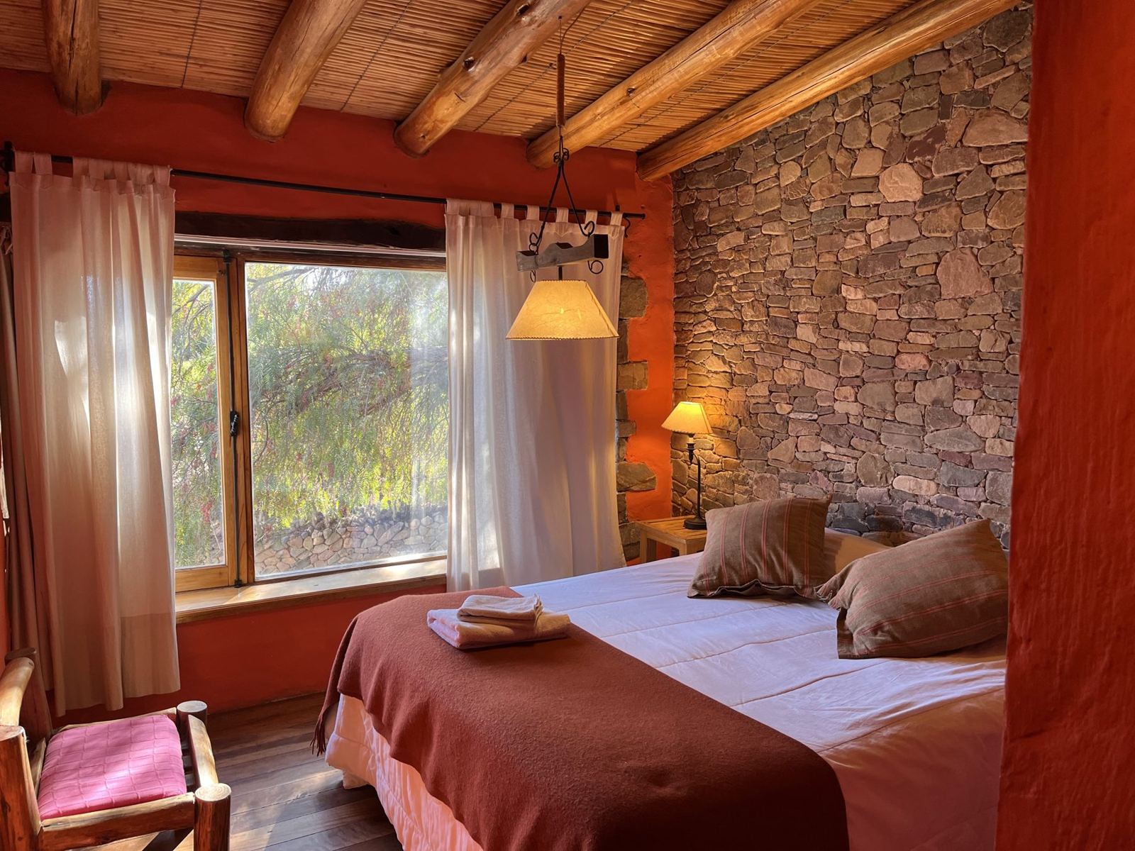Habitación single con muro de piedra