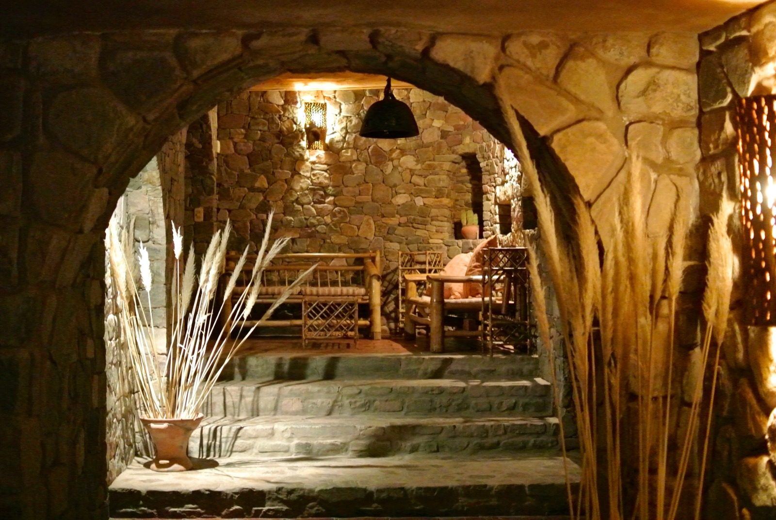 Arco de piedra que abre al patio